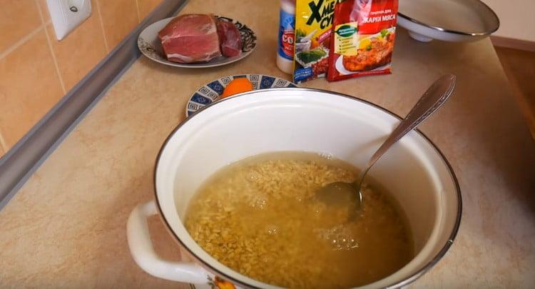 Ponemos los granos en una sartén, los llenamos con agua y los ponemos a cocinar.