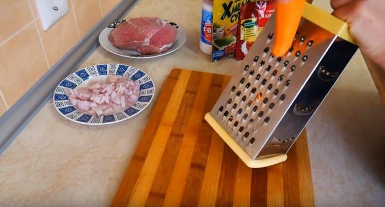 On a coarse grater we rub carrots.