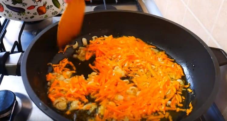 Fry onion with carrots in vegetable oil.
