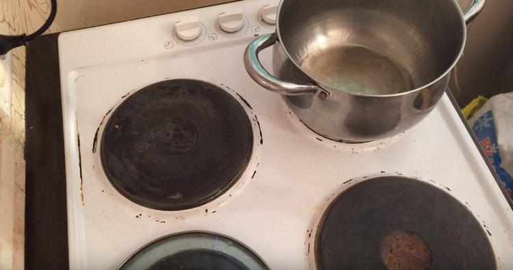 Nous mettons une casserole avec un fond épais sur le feu. verser l'huile végétale.