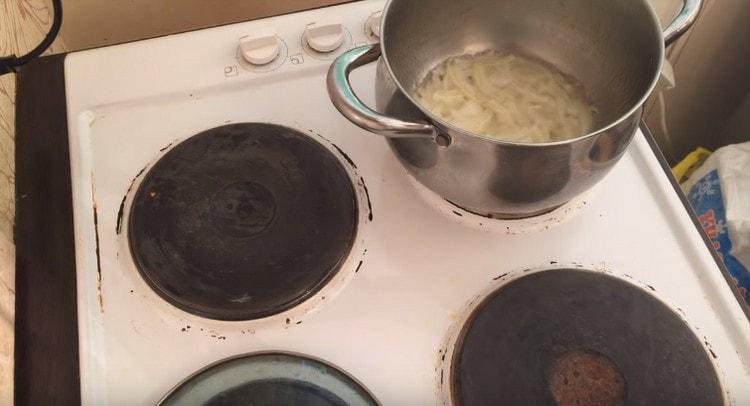 Freír la cebolla.