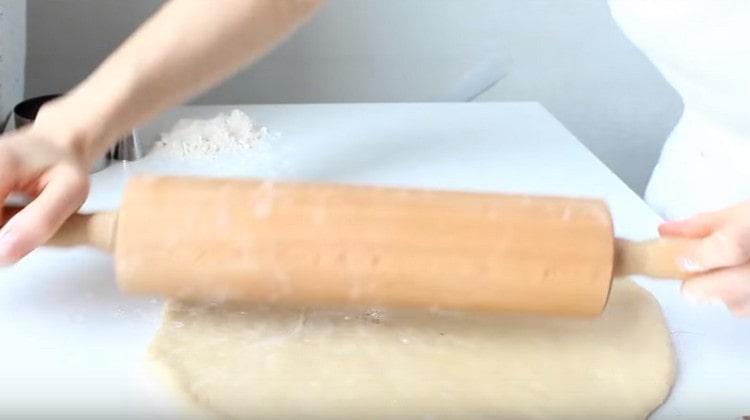 We easily roll out the dough with a rolling pin.