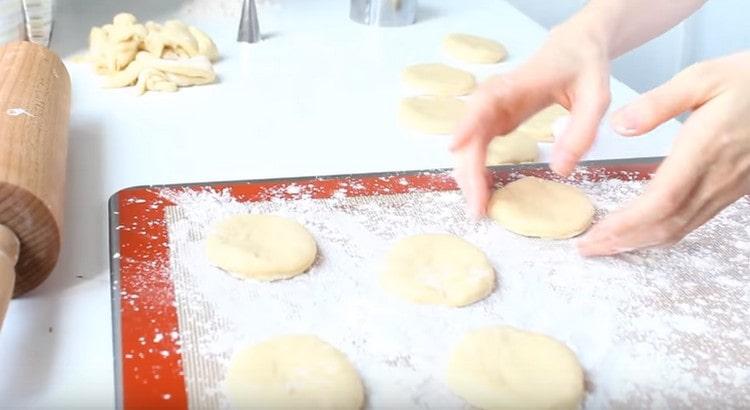 Extendemos los espacios en blanco en una bandeja para hornear espolvoreada con harina.