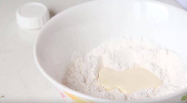 For the preparation of white glaze, mix the icing sugar with cream.