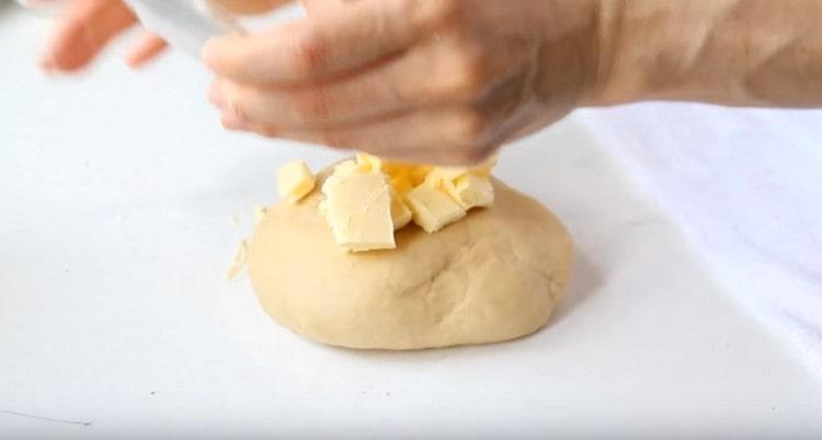 We mix the butter into the dough.