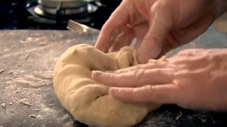 Nous étendons la pâte sur la table et la pétrirons avec les mains.