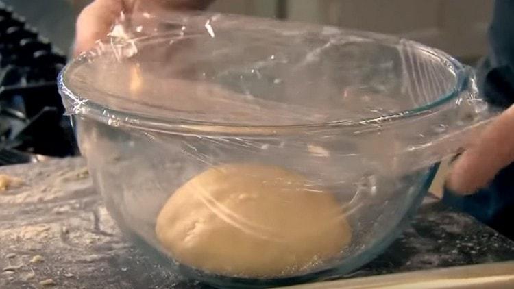 Couvrir la pâte dans un bol avec un film plastique et laisser reposer.