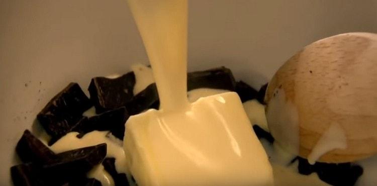 U čokoladu dodajte maslac i sve napunite vrućim vrhnjem.
