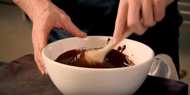 Pomiješajte čokoladnu kremu.