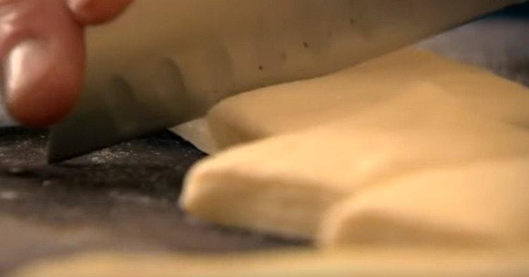 Abaisser la pâte en une couche épaisse et la couper en rectangles.
