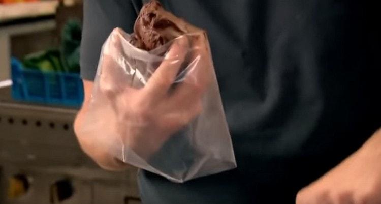 Na ruku stavljamo slastičarsku vrećicu s mlaznicom, u nju stavljamo čokoladni punjenje.