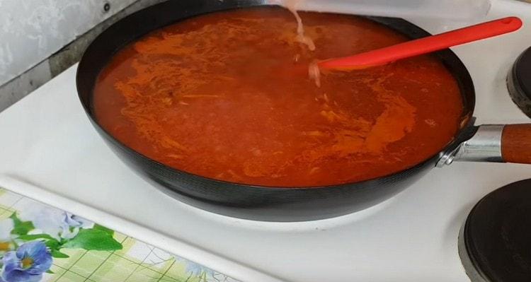 Agregue jugo de tomate al aderezo restante.