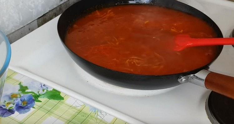 Lleve la salsa a ebullición y apáguela.
