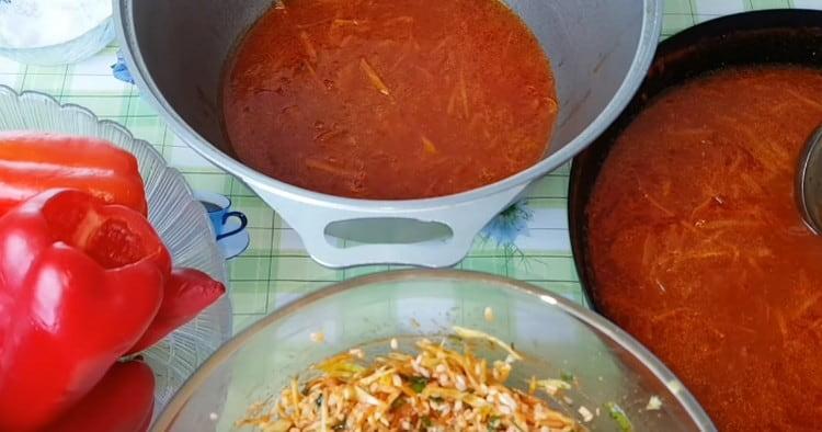 Pour a portion of tomato dressing into a deep cauldron.