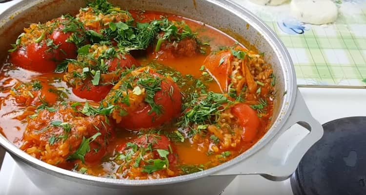 Ajoutez des légumes verts hachés à un plat presque prêt.