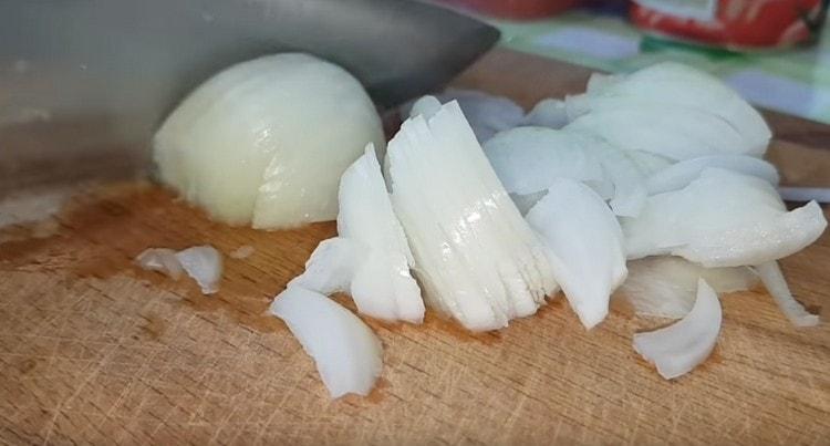 Cut the onion into four rings.