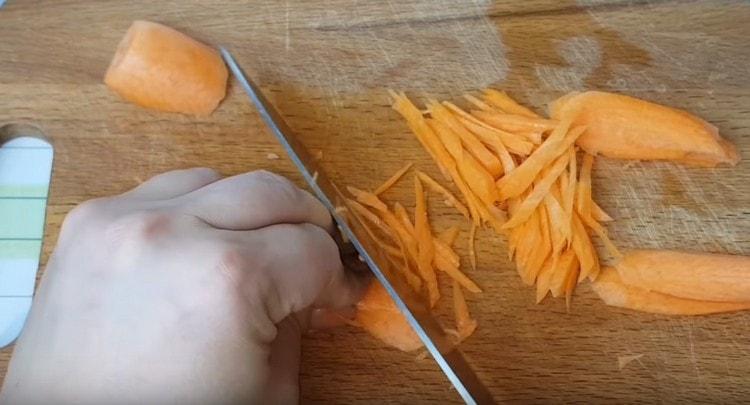 cortar las zanahorias en tiras finas