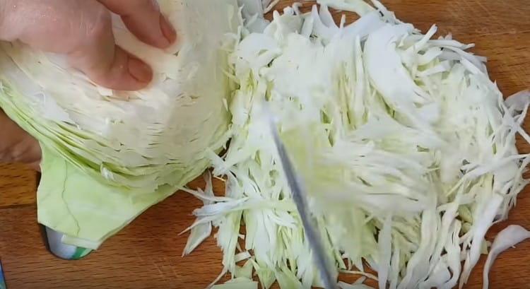 Shred thinly cabbage.