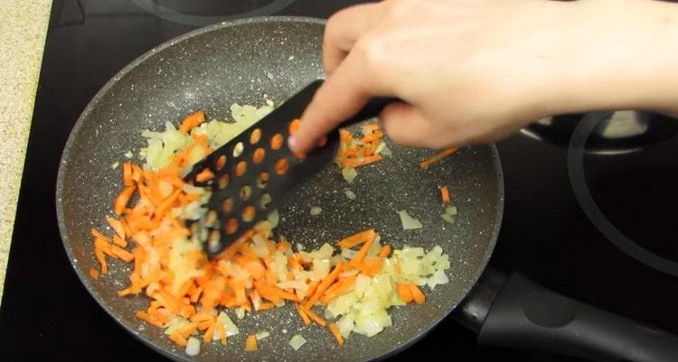 Agregue zanahorias a la cebolla.