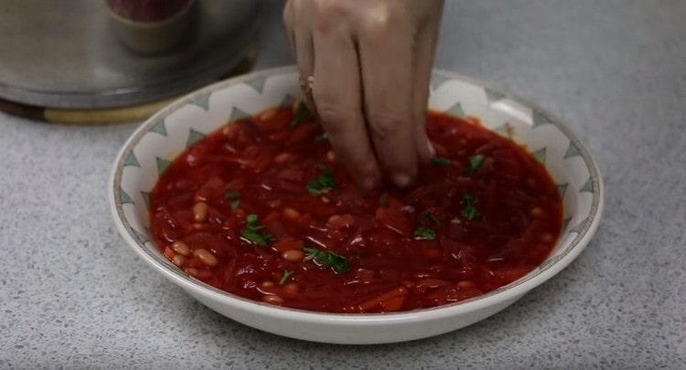 Un tel borsch maigre avec des haricots est copieux et très savoureux.