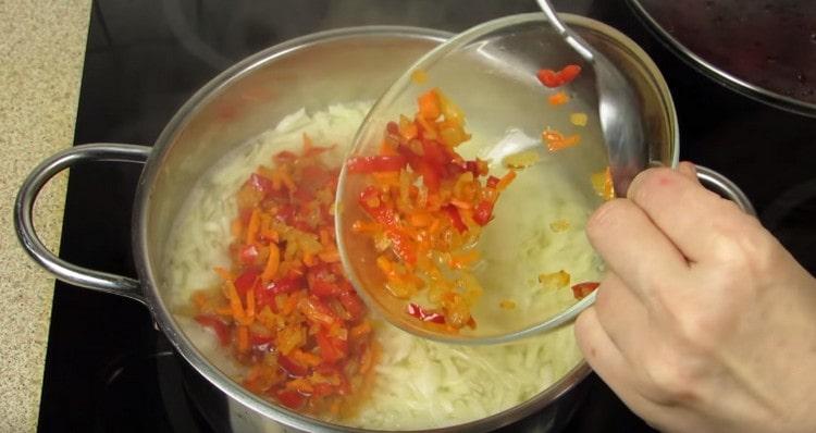 Cuando el repollo se ablande, agregue la fritura de zanahorias, cebollas y pimientos.