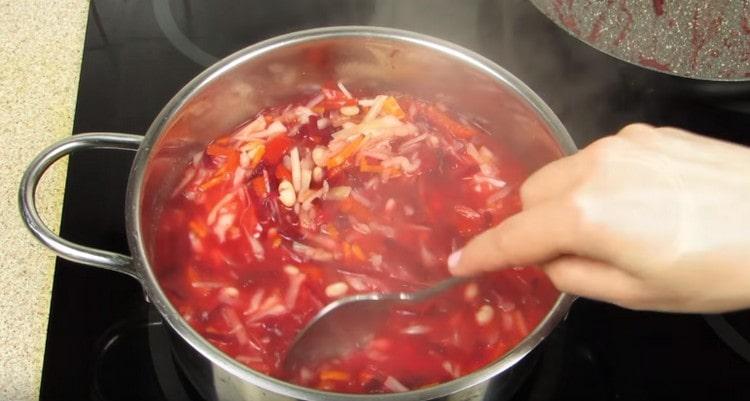 Dovedite borsch do vrenja.