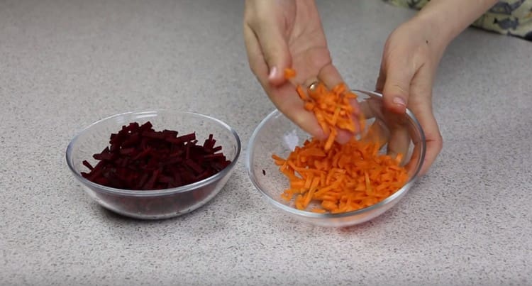 Cut the carrots and beets into strips.