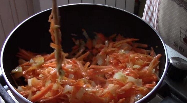 Agregue la zanahoria a la cebolla.