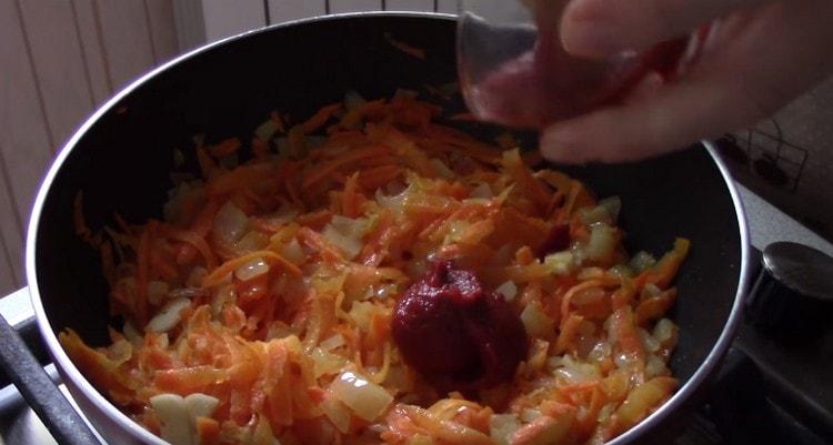 Agregue ajo y pasta de tomate a la sartén.
