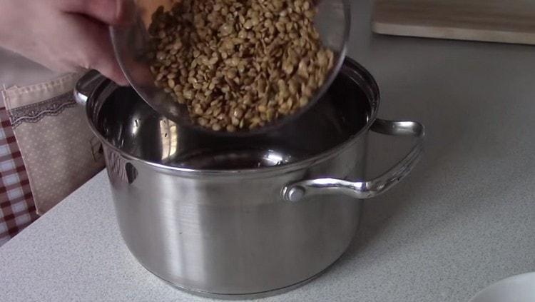 Drain the water from the lentils and transfer it to the pan.