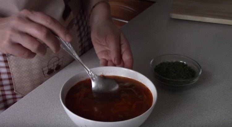 Al servir, la sopa de lentejas magras se puede rociar con hierbas.
