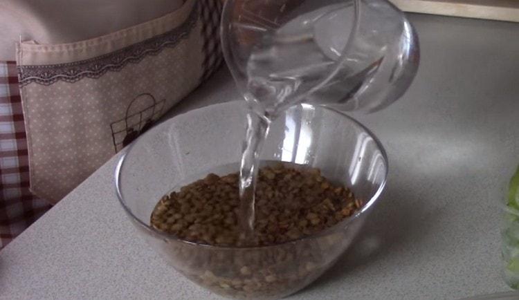 Wash the lentils and fill them with water.