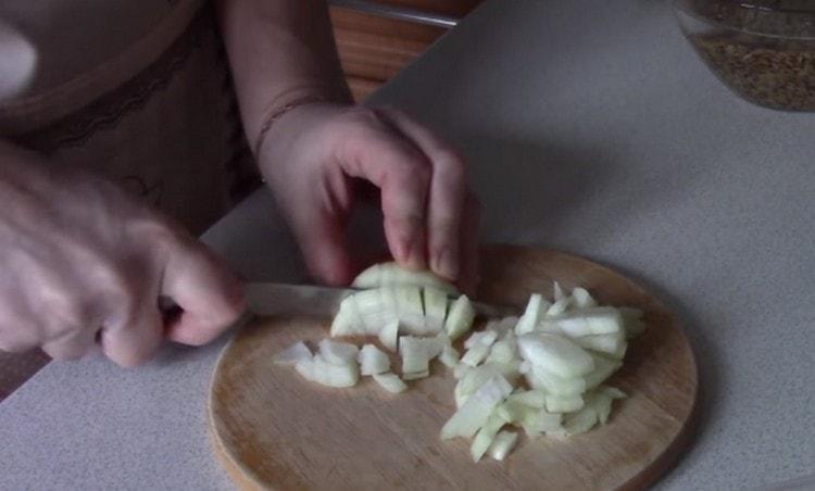 Pique finamente las cebollas y las tres zanahorias en un rallador.