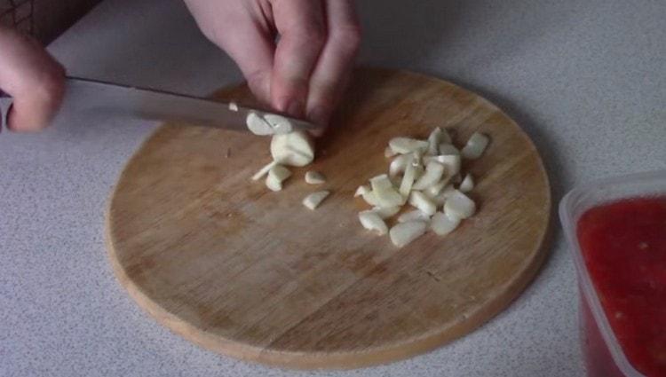 Cut the garlic into thin slices.