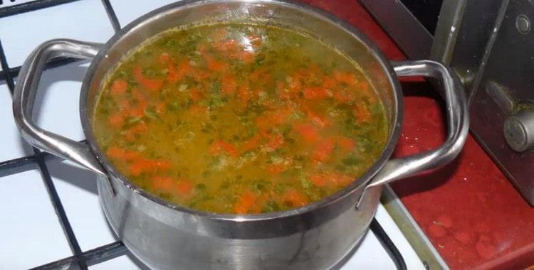 Dans une soupe maigre presque prête avec des haricots, ajouter les légumes verts hachés.