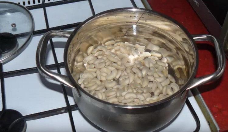 Ponga los frijoles en una sartén con agua y cocine.