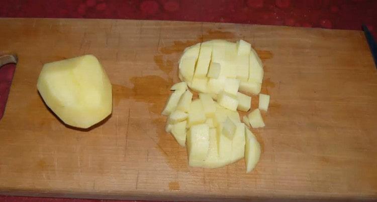 Couper les pommes de terre en dés.