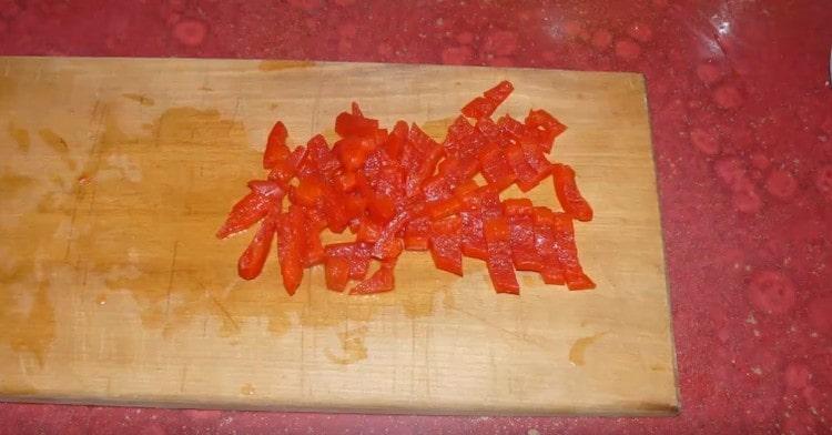 Pečenu papriku narežite na malu kocku.