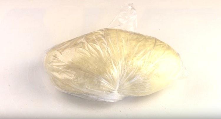Enveloppez la pâte dans un sac afin qu’elle repose.