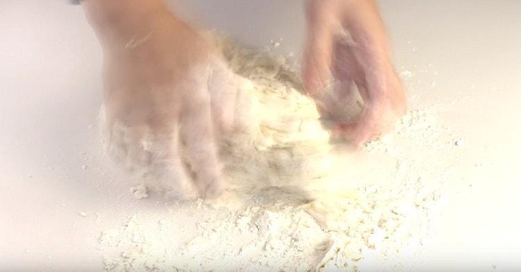 Ensuite, pétrir la pâte sur la surface de travail.