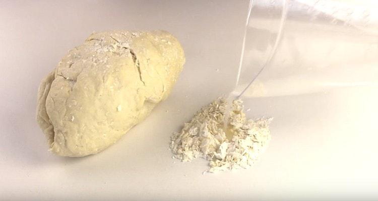 mélanger le reste de la farine avec de l'eau et les mélanger à la pâte.