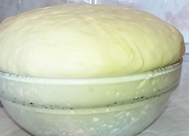 Nous préparons une pâte à levure simple selon la recette avec une photo.