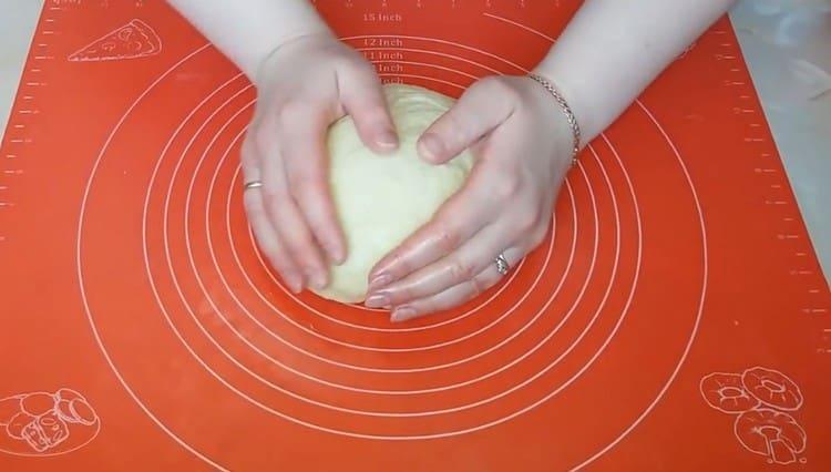 Lubricate the finished dough with vegetable oil.