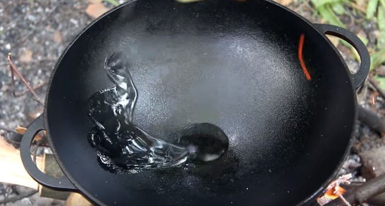 Nous chauffons le wok avec de l'huile végétale.