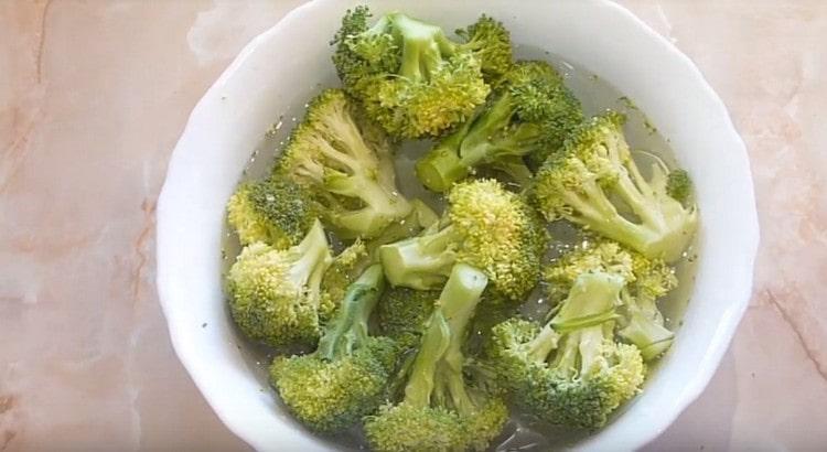 We divide broccoli into inflorescences and fill it with water for an hour.