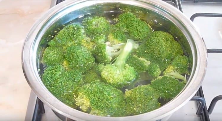We spread the broccoli in boiling water and cook.