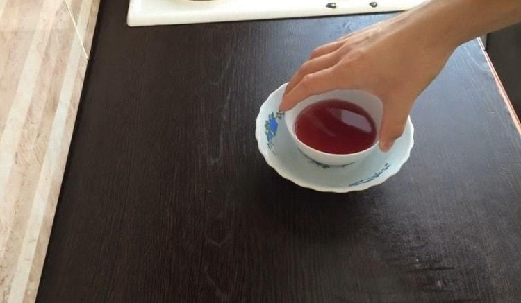we take out the jelly that has frozen in the refrigerator and put it in a bowl with hot water.