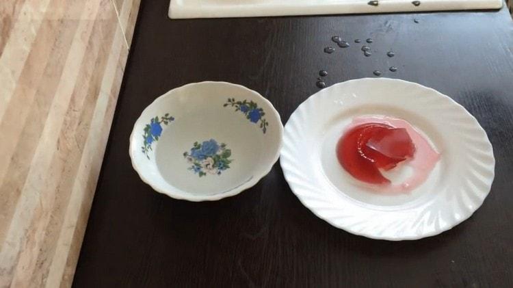 This gelatin jelly recipe allows you to make a dessert with almost any taste.