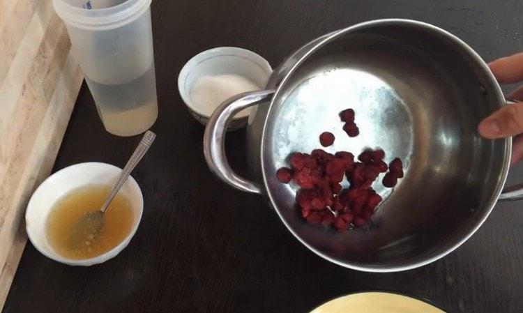 In the pan we place the cake that remained after the berries.