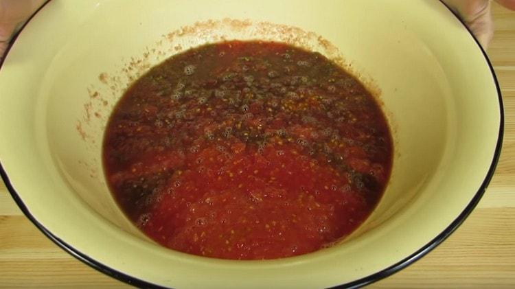 Twist les tomates à travers un hachoir à viande.